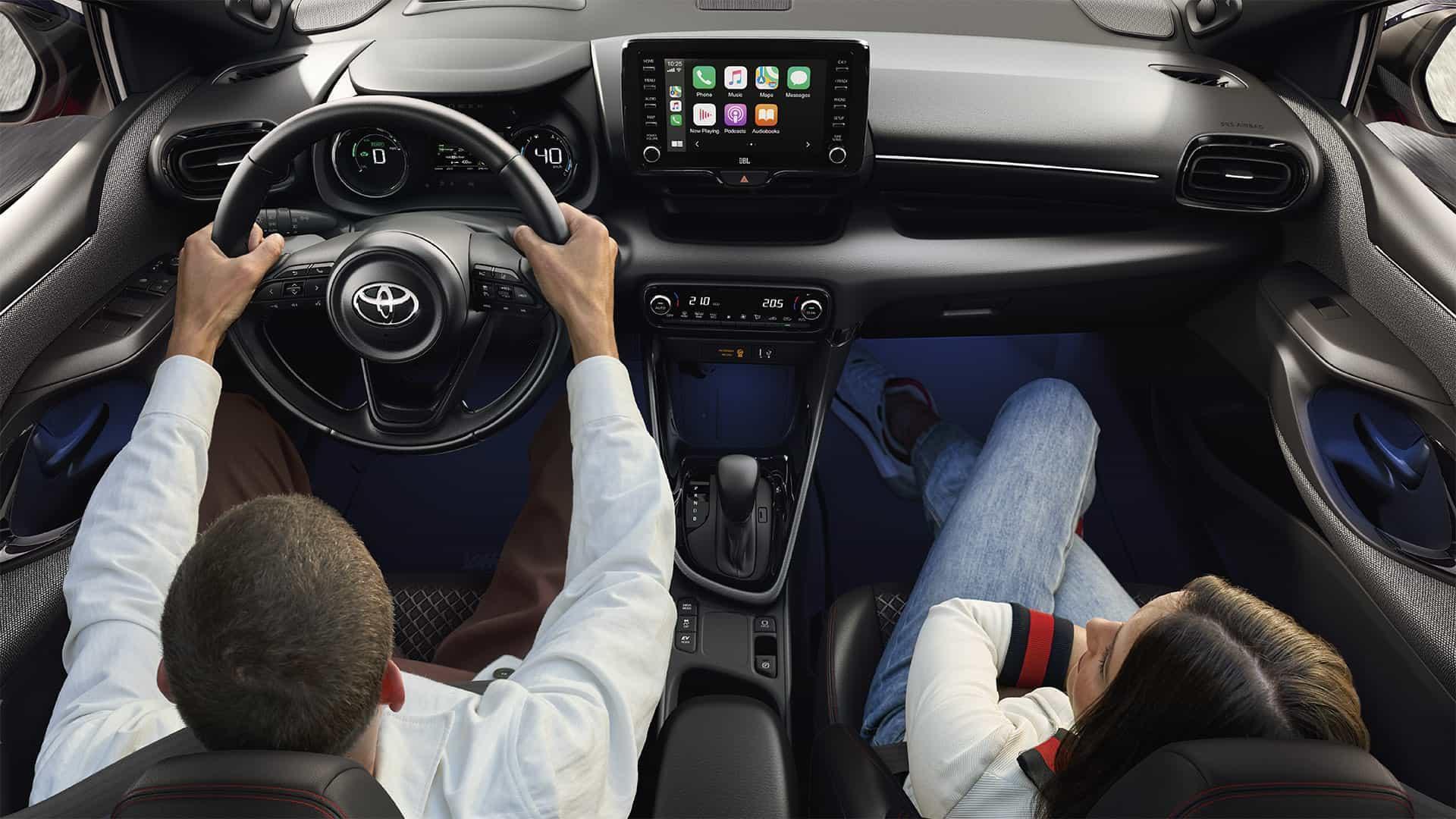 Das Cockpit des Toyota Yaris. 